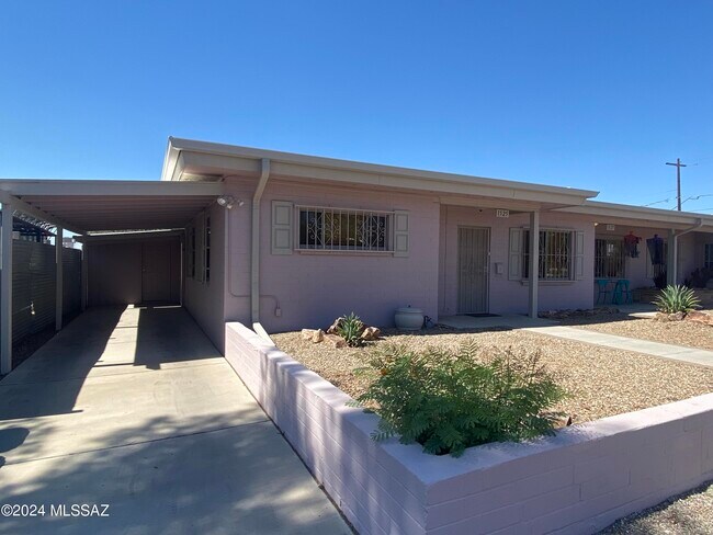 Building Photo - 1529 N Dodge Blvd