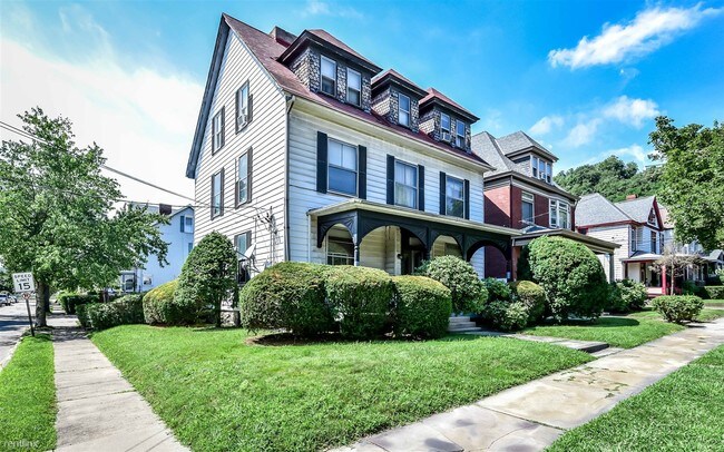 Building Photo - 2 br, 1 bath Triplex - 401 Western Ave Apt 2