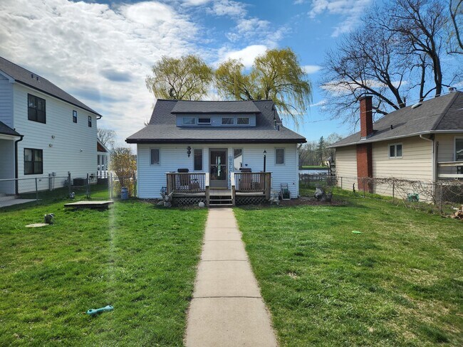 Building Photo - 111 N Emerald Dr
