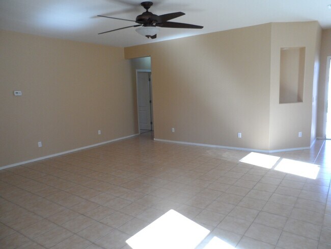 Building Photo - Great 3 Bedroom 2 Bath Home with Pool Serv...