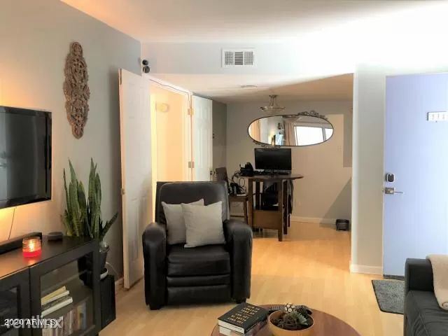 Building Photo - 1 br, 1 bath  - 740 W Elm St Unit 111