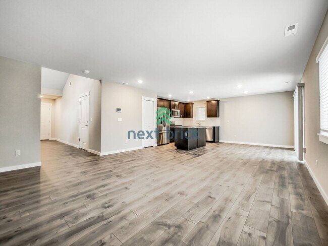 Foto del edificio - 4 Bed and 2.5 Bath Single-family Home is Available for Rent!