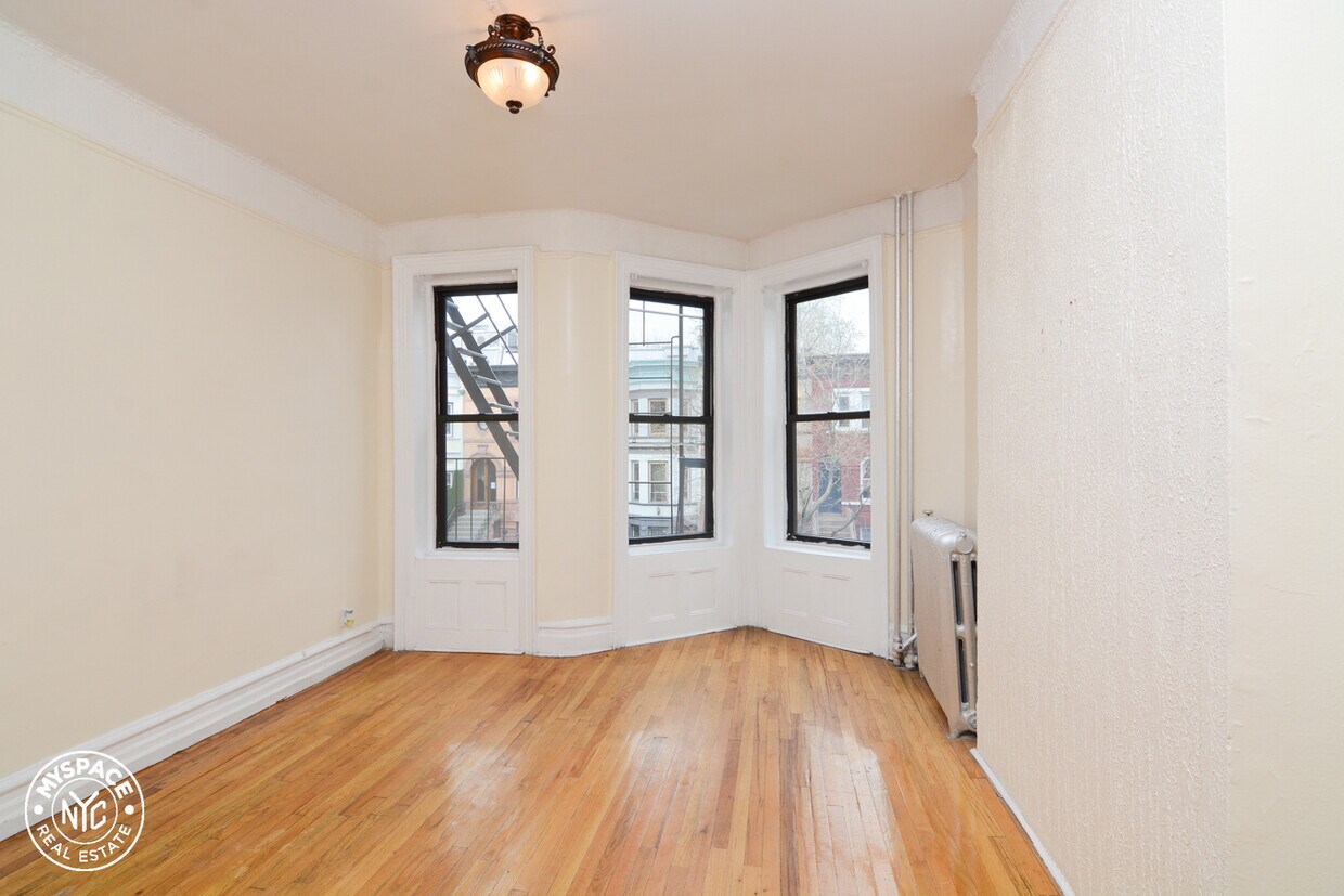 Foto principal - 875 St Johns Pl