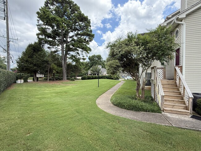 Building Photo - 1002 Stones Throw Dr NW