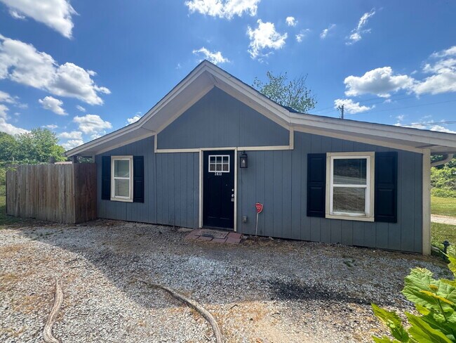 Foto del edificio - North Hall Cottage Available Soon!