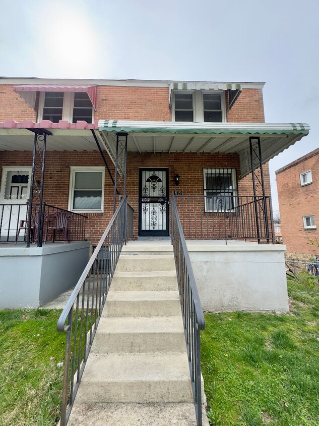 Primary Photo - Modern 2-Bedroom Townhome with Spacious Ya...