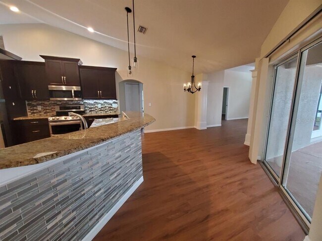 Building Photo - 10 Wayler Pl