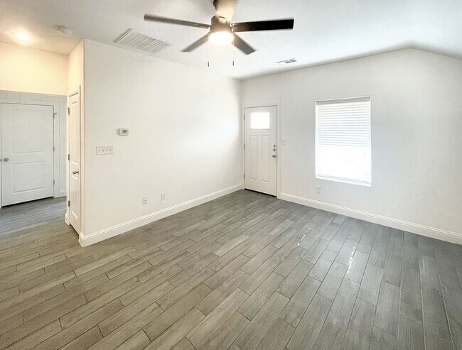 Foto del edificio - Charming and Modern 3-Bedroom Home for Lea...