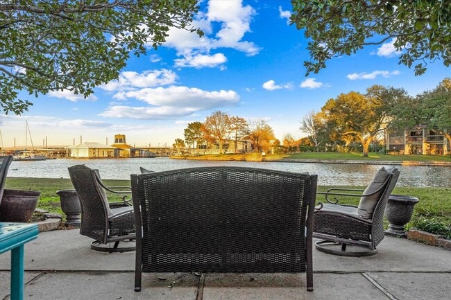 Building Photo - 3942 Knollcrest Dr