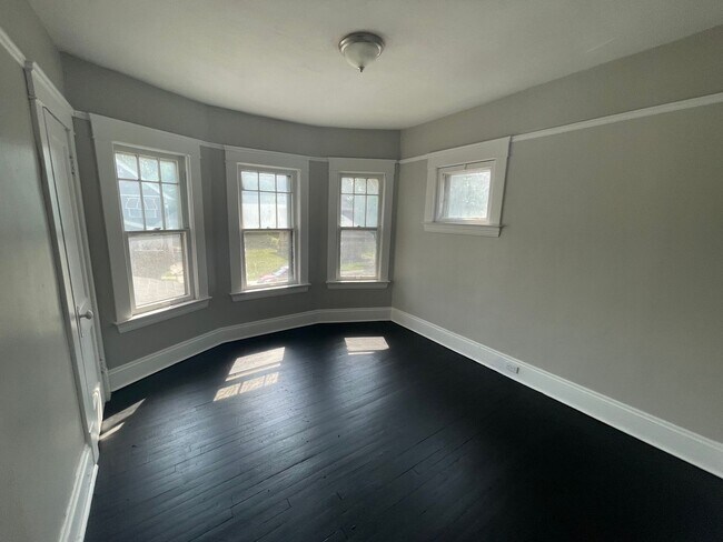 Building Photo - SECTION 8 AND EDEN ACCEPTED!! Stunning 4-B...