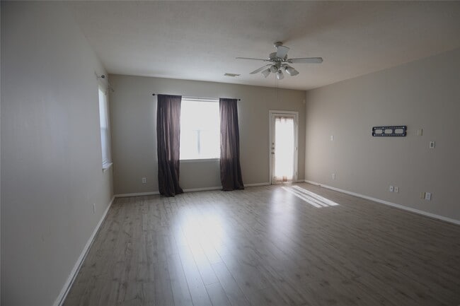 Foto del edificio - 5547 Linden Rose Ln