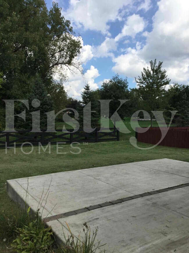 Foto del edificio - 7944 Birch Creek Dr