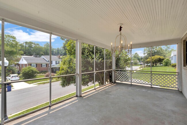 Building Photo - 970 N Quintana St