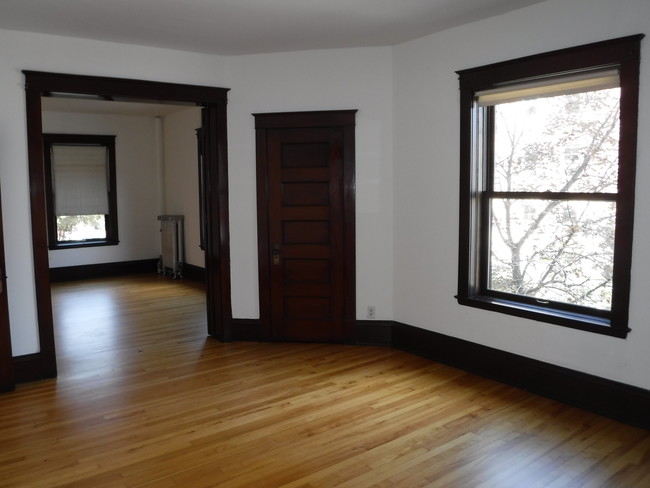 Living room w/closet - 1303 Yale Pl