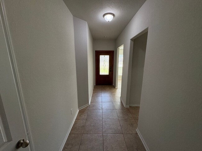 Building Photo - Charming one-story home featuring 3 bedrooms and 2.5 bathrooms in a welcoming neighborhood.