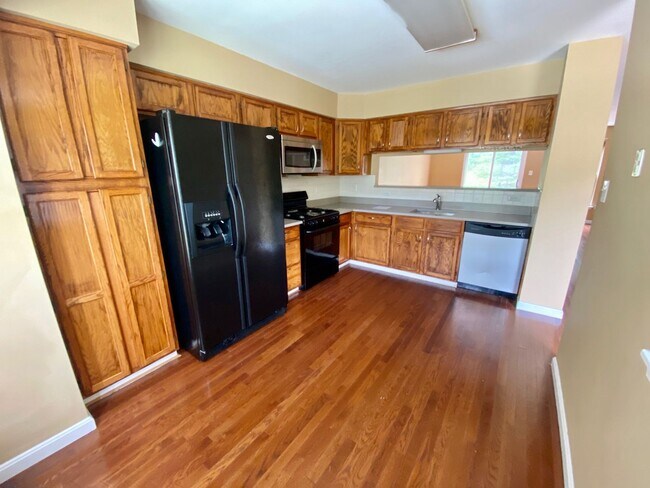 Building Photo - MONTCLAIR TOWNHOUSE - REVERSE COMMUTE TO Q...