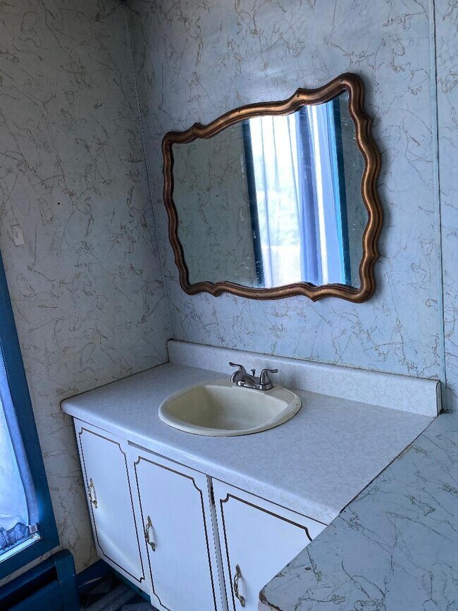 Bathroom - 624 W Butler Dr