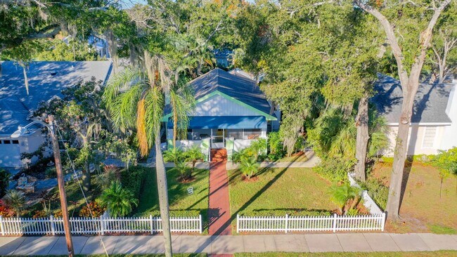 Foto del edificio - Charming two bedroom two bathroom cottage in North St. Petersburg Fully Updated.