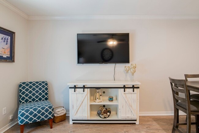 Building Photo - Conveniently Located Furnished Townhome in...