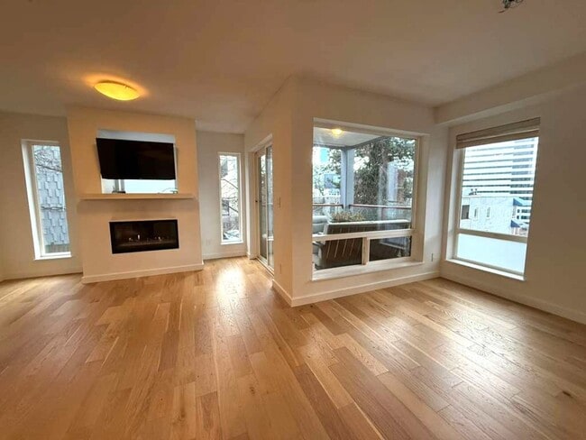 Building Photo - Two Bed Two Bath in Cap Hill (2 Parking Spaces and Storage Included!)