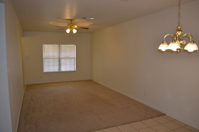 Foto del edificio - 910 Crymes Ln