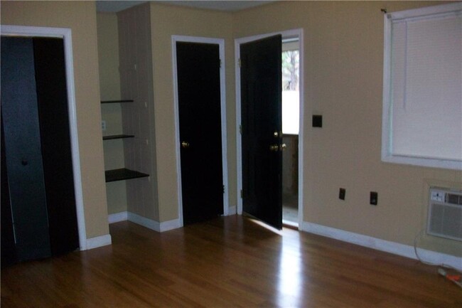 Building Photo - 118 Creekside Dr