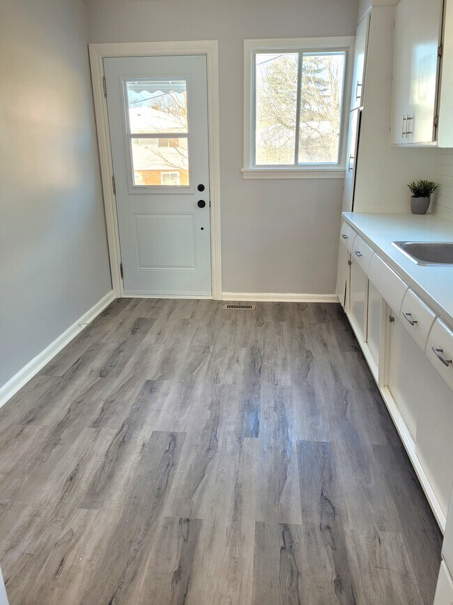 Photo du bâtiment - 1677 Baseline Rd