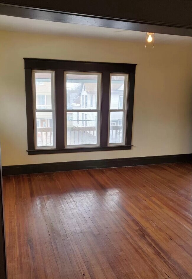 Building Photo - 121 Lakeview Ave