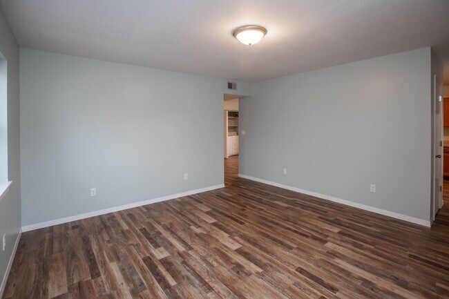 Building Photo - 3D Tour Available - Close to KSU Campus + Pet friendly + Washer & Dryer! Available August 1st!