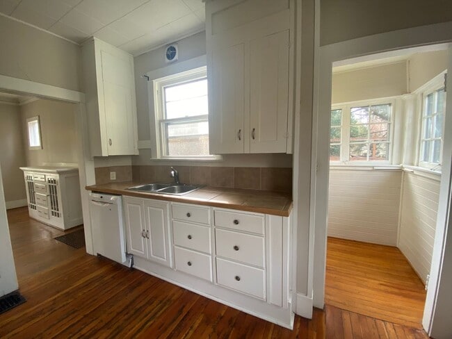 Building Photo - 3 Bedroom Home on Capitol Highway!