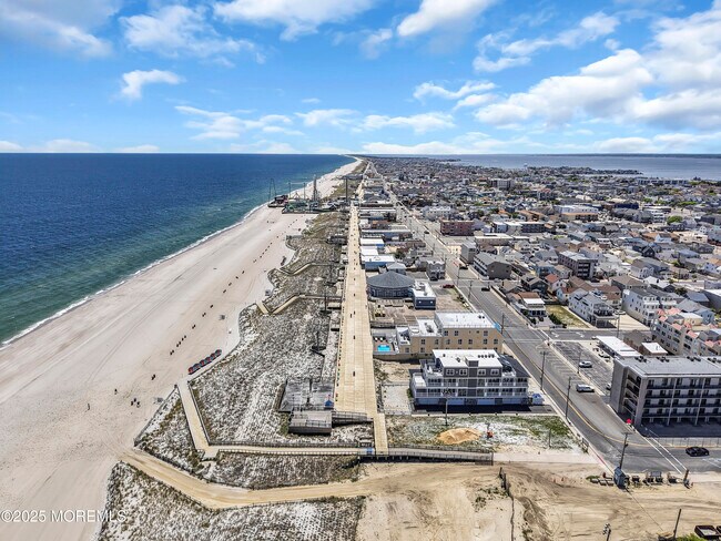 Foto del edificio - 62-64 Sherman Ave