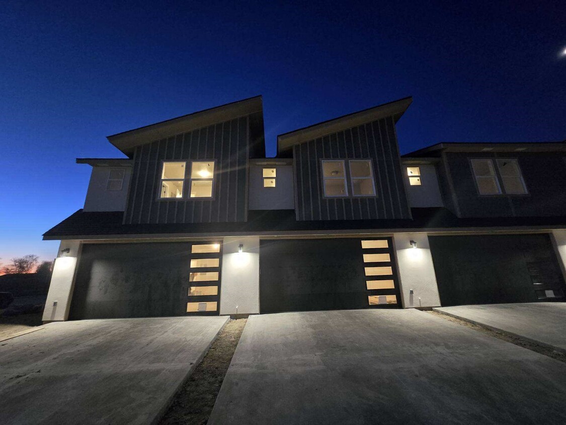 Foto del edificio - 5016 Forest DriveModel FRST