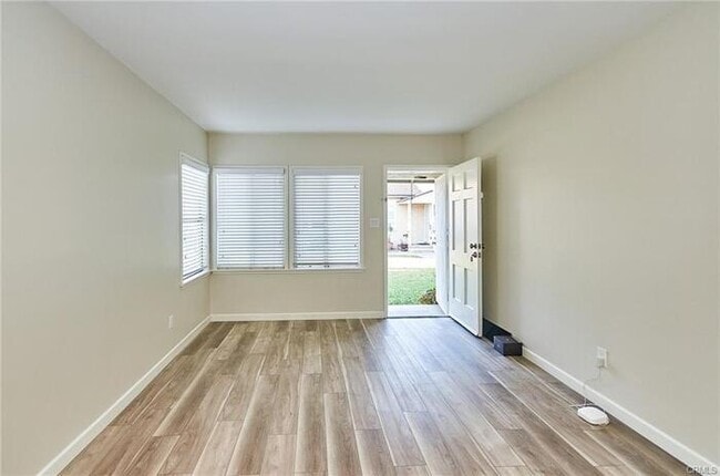 Building Photo - 919 E La Palma Dr