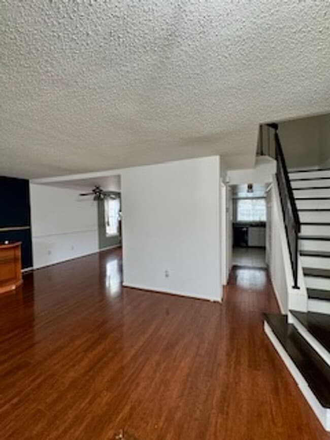 Building Photo - Beautiful 4 Bedroom Townhome