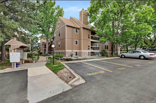 Building Photo - Spacious & Updated-2 bedroom Condo with 2 ...