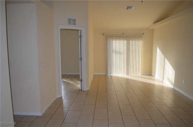 Building Photo - 1016 NE 8th Pl