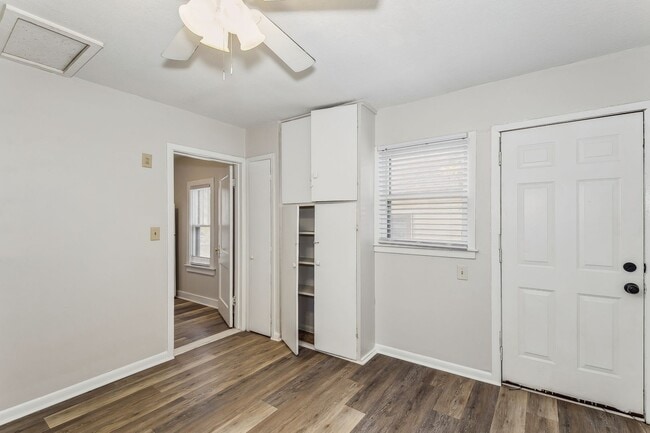 Building Photo - Cozy Home!! Only a few minutes from the downtown area!