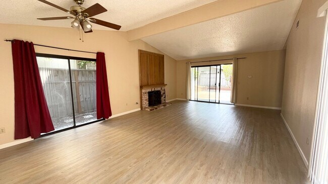 Foto del edificio - 228 Puddingstone Rd