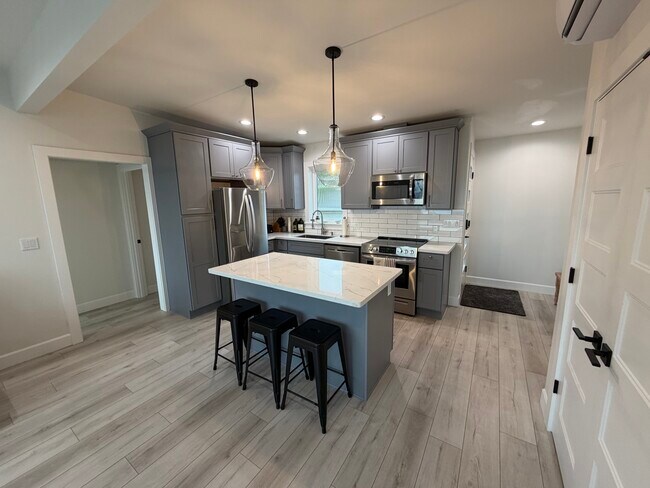 Gran isla con acceso a la sala principal. ¡Amueblada con sofá reclinable! - 3020 N 33rd St