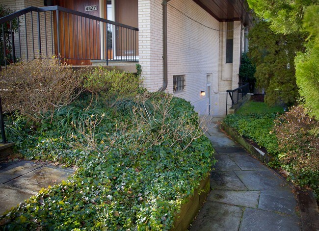Entrada principal - 4827 Hutchins Pl NW