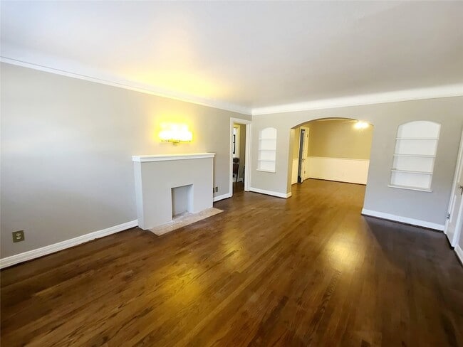 Building Photo - 5920 La Vista Dr