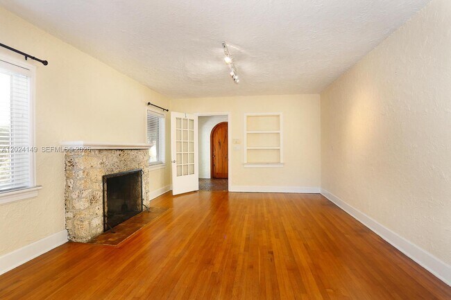 Building Photo - 712 Navarre Ave