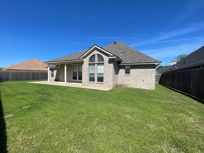 Building Photo - Don`t Miss Out On This South Bossier Beauty!