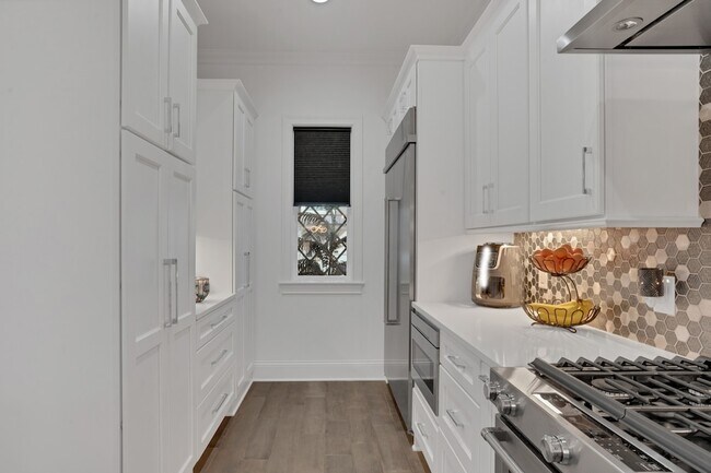 Building Photo - 1024 Club View Dr