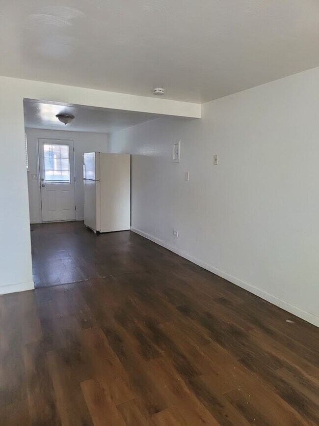 Building Photo - 3rd 5370