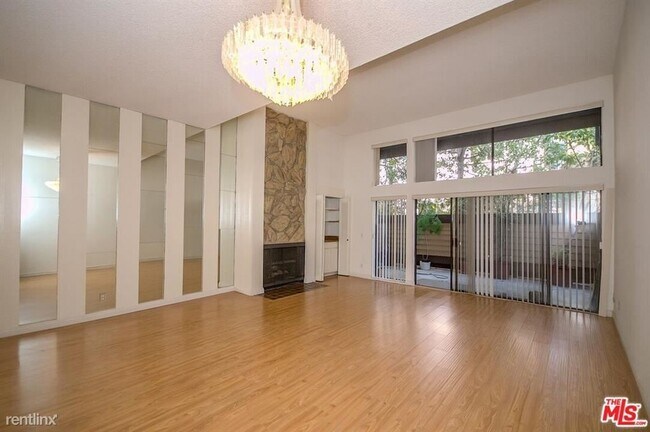 Building Photo - 2 br, 2.5 bath House - 421 S Van Ness Ave ...
