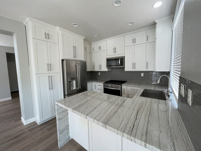 Building Photo - Beautiful Modern 3 Bedroom Home in Scripps Ranch!