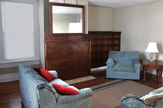 Foto del edificio - HOUSE, $1600/month plus utilities; TWO Bath!