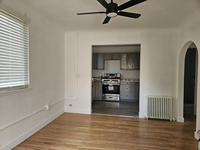 3415 Vista de la sala de estar hacia la cocina - Lincoln Terrace
