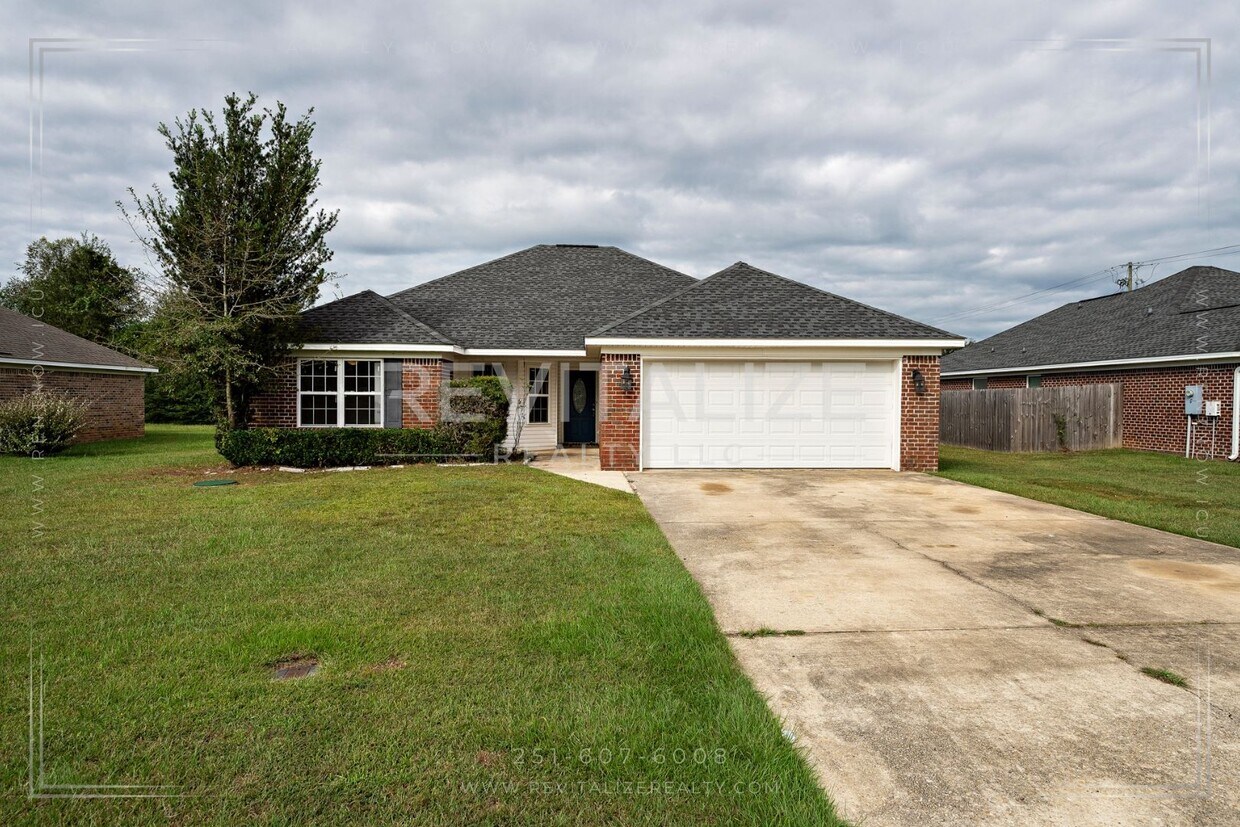 Foto principal - Spacious 3-Bedroom Home with Open Floor Plan and Big Backyard in West Mobile!